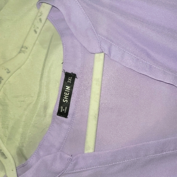 SHEIN Plus Size Notched Neck Dip Hem Top - Picture 3 of 5